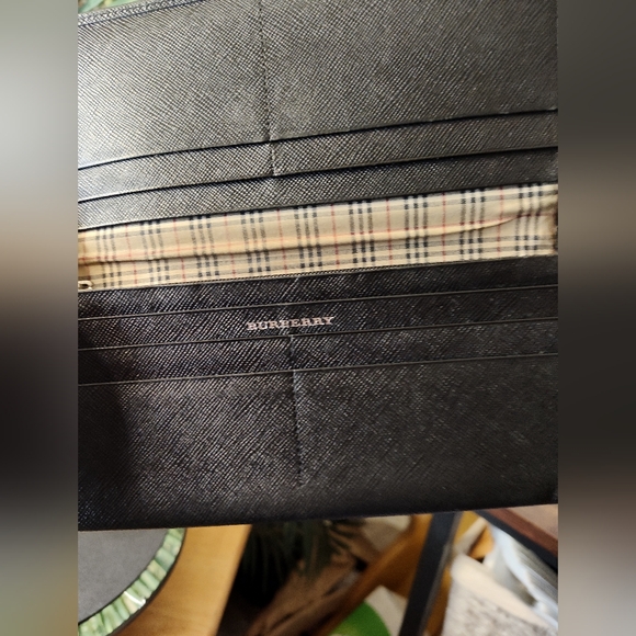 Burberry long wallet Approximate Size - Picture 1 of 6